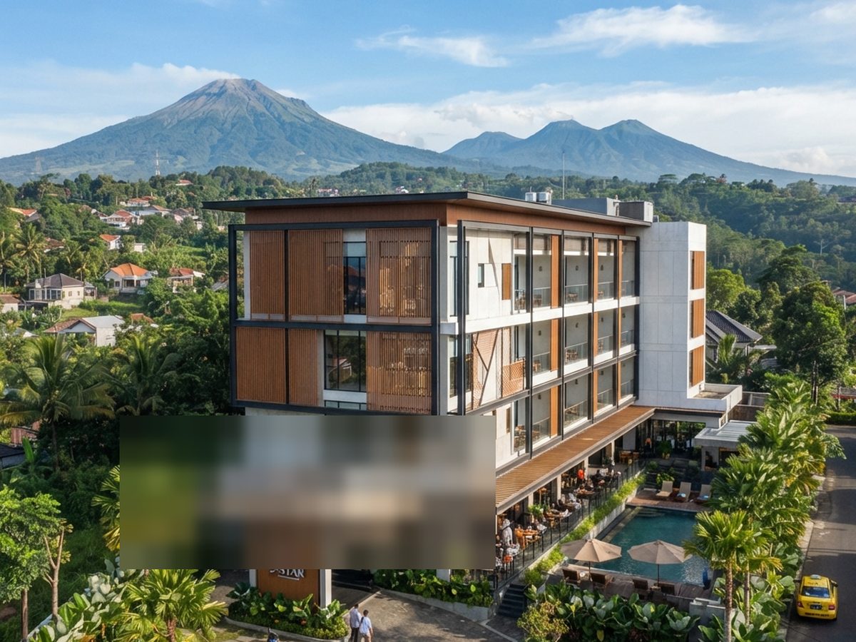 Bangunan hotel tiga lantai berpanel kayu dan kaca dengan latar barisan gunung.